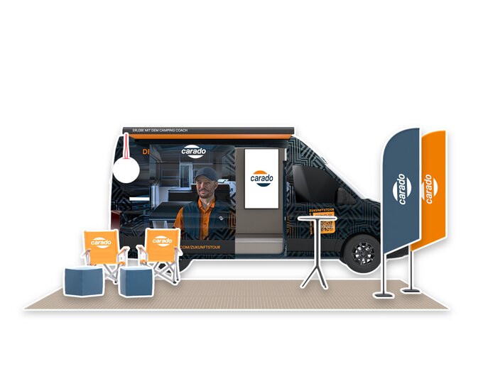Carado Wohnmobil als Messe- oder Promotionstand mit zwei Stühlen, Tisch und Fahnen