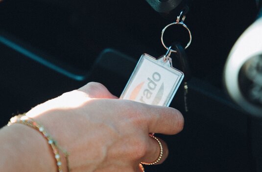 Hand with a keyring and Carado tag in the ignition
