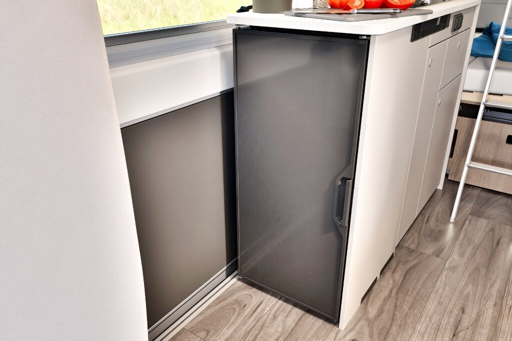 Kühlschrank und Küchenzeile im Carado Wohnmobil mit Stauraum und Arbeitsfläche