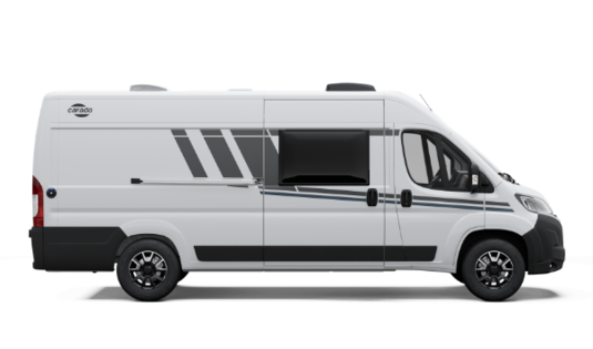 Weißer Carado Campervan in Seitenansicht mit Schiebetür, Seitenfenster und schwarzen Dekorstreifen