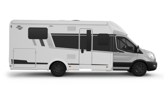 Carado Wohnmobil in Seitenansicht, weiß-graues teilintegriertes Fahrzeug freigestellt