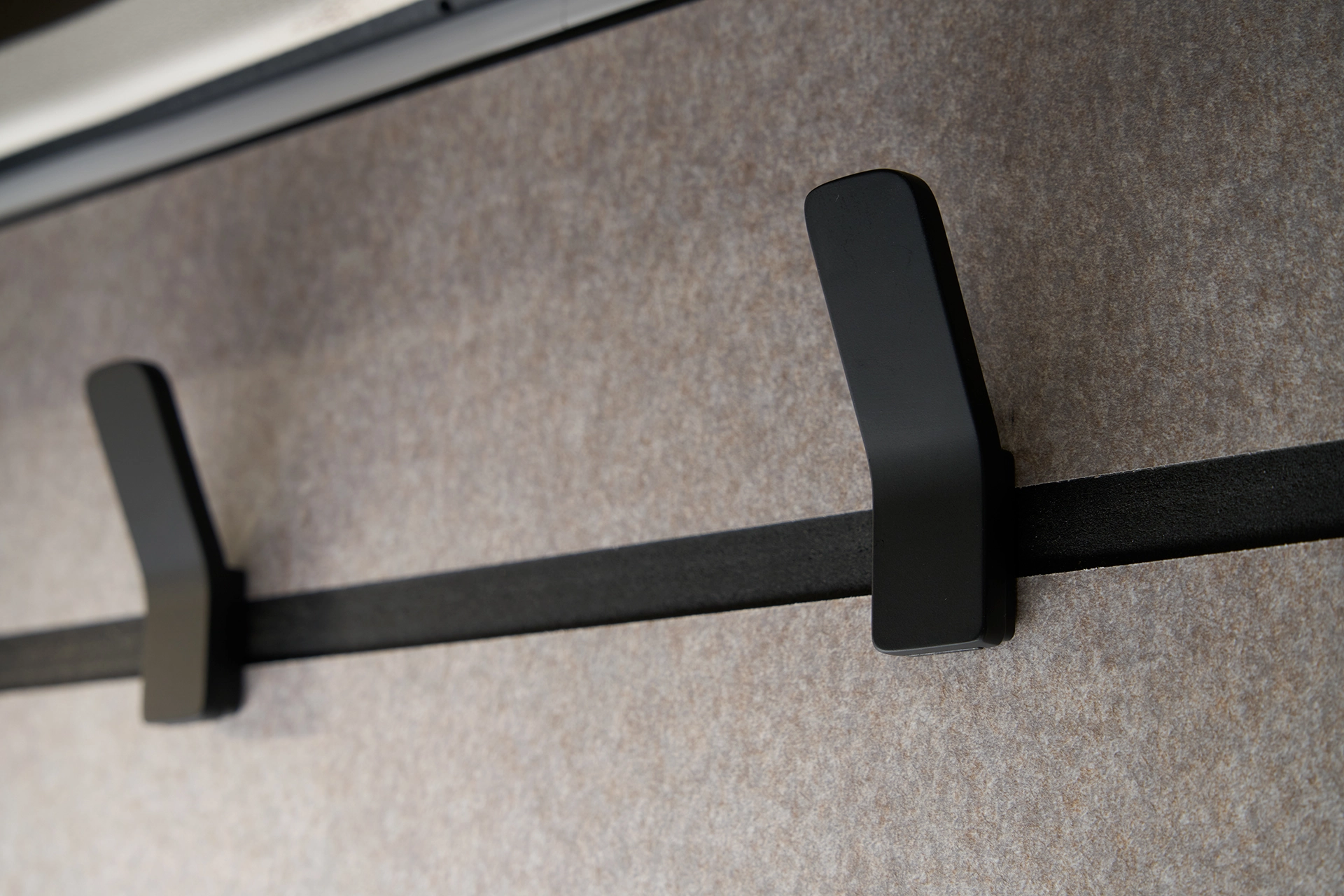 Praktisch integrierte Haken dienen als Handtuchhalter, Schlüsselbrett, Garderobe oder vieles mehr.