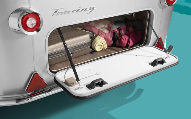 Unter dem festen Heckbett im Schlafraum der Grundrisse ERIBA Touring 310, 430, 530, 542, 550, 630 und 642 versteckt sich ein riesiger Stauraum, der über die optional erhältliche Staufachklappe auch von außen beladen werden kann.  