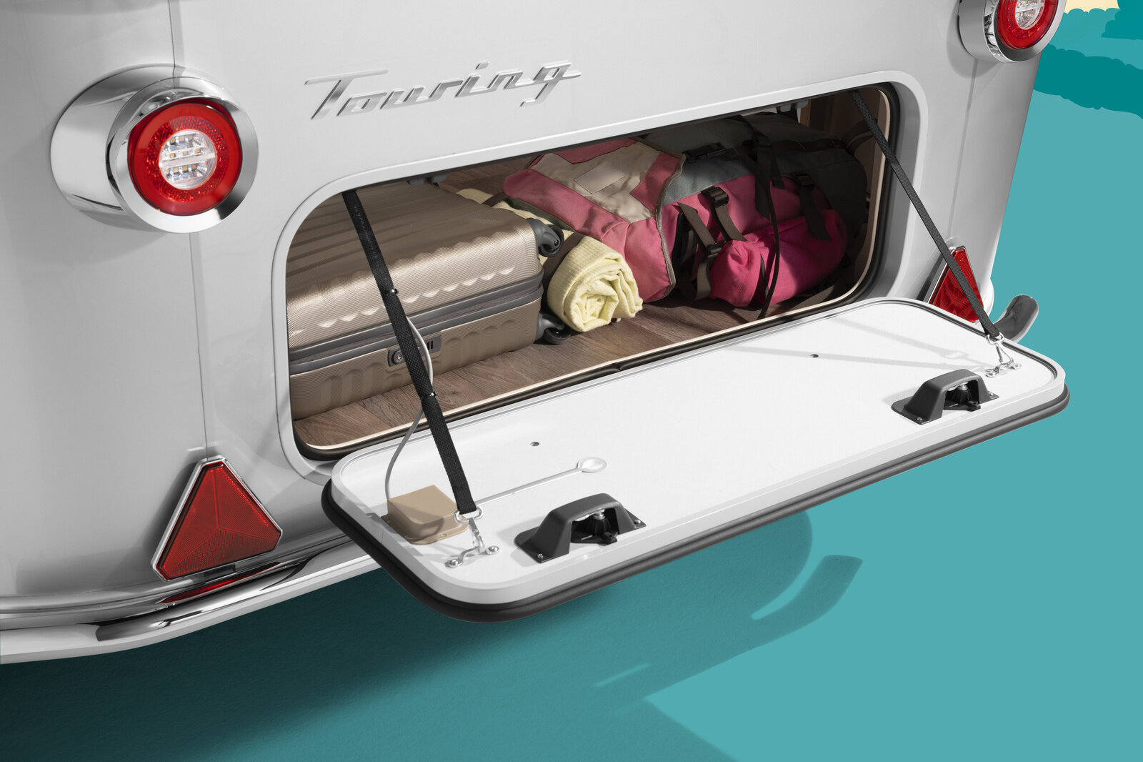 Unter dem festen Heckbett im Schlafraum der Grundrisse ERIBA Touring 310, 430, 530, 542, 550, 630 und 642 versteckt sich ein riesiger Stauraum, der über die optional erhältliche Staufachklappe auch von außen beladen werden kann.  