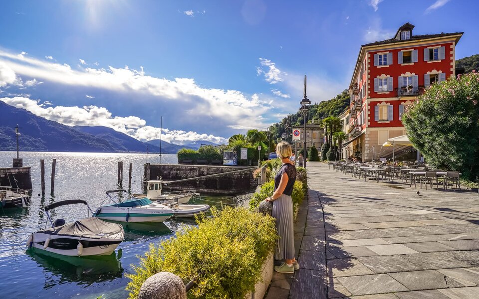Frau am Lago Maggiore in Cannobio 
