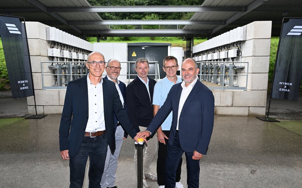 Pressebild | Bei der Hymer GmbH & Co. KG in Bad Waldsee wurde eine neue Photovoltaikanlage mit einer Leistung von rund 2,8 Megawatt fertiggestellt. Realisiert wurde das Projekt gemeinsam mit den Technischen Werken Schussental (TWS) aus Ravensburg. Anlässlich der Fertigstellung der Photovoltaikanlage kamen (v.l.) die TWS-Geschäftsführer Helmut Hertle und Dr. Andreas Thiel-Böhm, sowie Jan Francke, COO der Erwin Hymer Group SE, Markus Schäfer, Mein Solar GmbH, und Hans-Georg Rauh, Technischer Geschäftsführer der Hymer GmbH & Co. KG, zusammen, um die Anlage symbolisch einzuweihen.