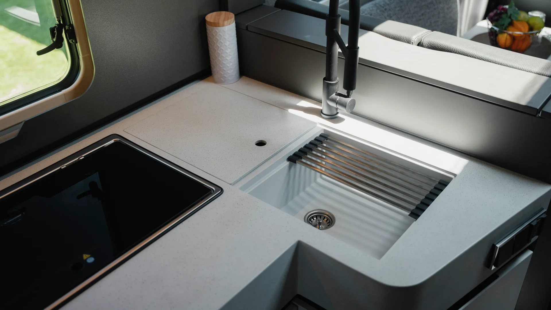 Hochwertige Materialien, flexibel ergänzt: Die optionale Mineralwerkstoff-Arbeitsplatte schafft Raum für individuelle Küchenlösungen.