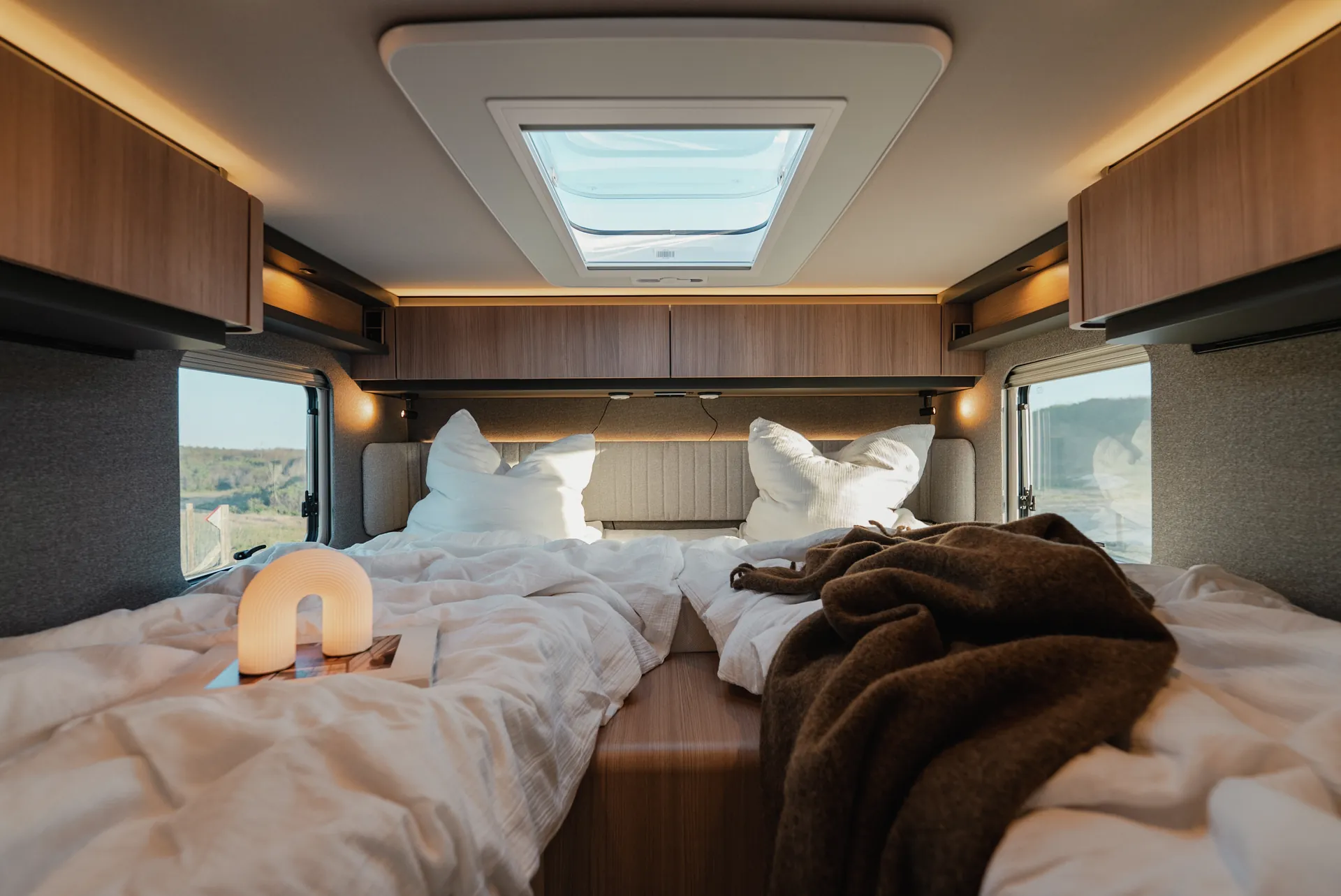 Ein vollständig integriertes Designkonzept schafft eine Atmosphäre aus Ruhe, Licht und wohnlicher Geborgenheit.