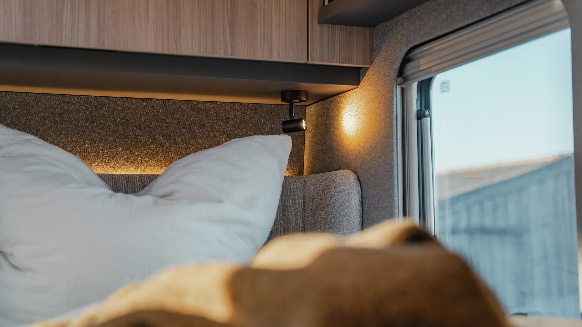 Hymer Schlafkomfort mit Mehrzonen-Kaltschaummatratze und Tellerfedersystem – für erholsame Nächte auf jedem Kilometer.