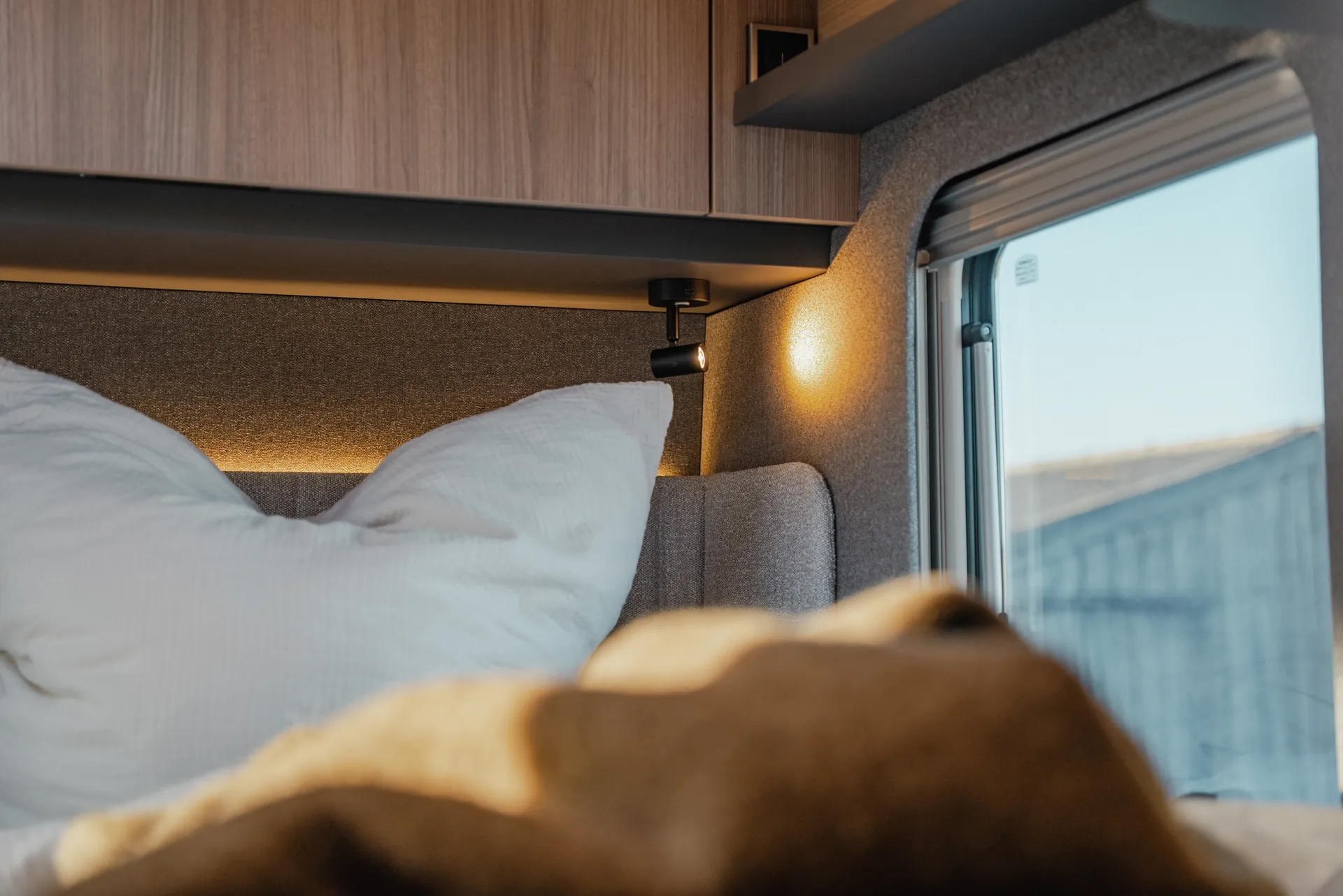 Hymer Schlafkomfort mit Mehrzonen-Kaltschaummatratze und Tellerfedersystem – für erholsame Nächte auf jedem Kilometer.