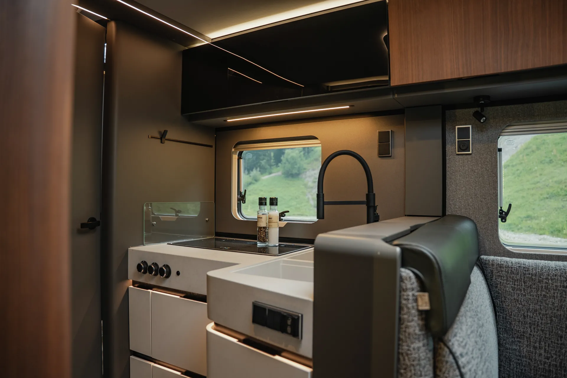 Indirect ambient lighting, precise lines and premium surfaces create an atmosphere that elegantly combines comfort and functionality.