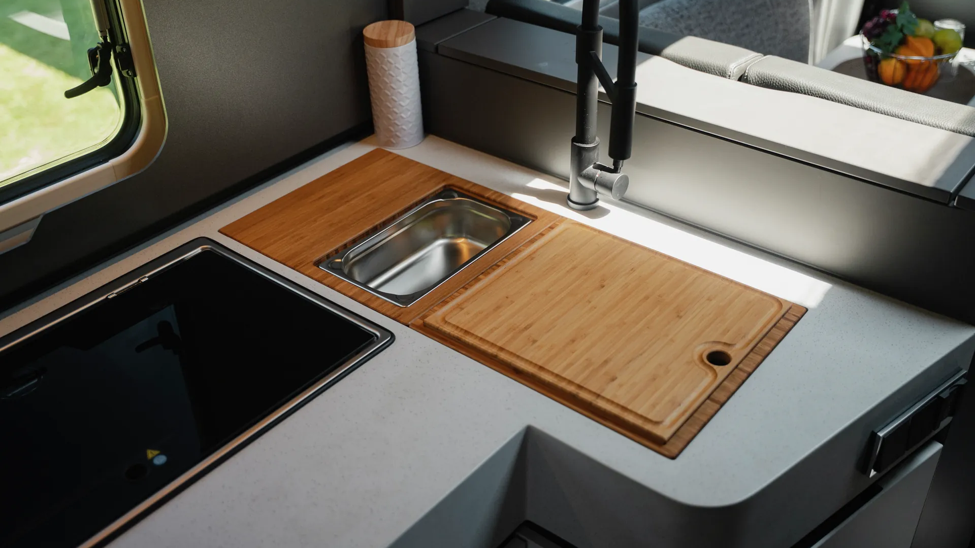 Perfectly fitting chopping boards, draining racks and collection trays extend the kitchen area and adapt flexibly to your travel routine.