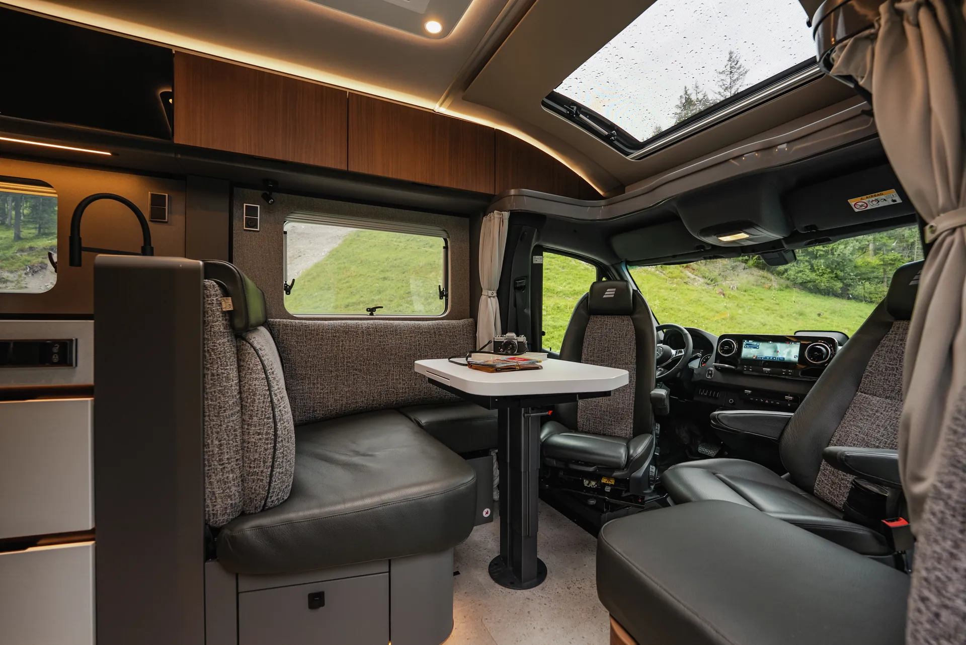 Seamlessly connected: the living area and cab merge into an open interior concept that places comfort, communication and relaxed travel centre stage.