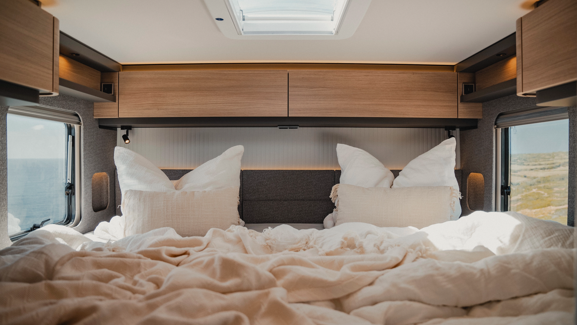 Light-filled and cosy: The large double bed, together with the Matara Teak furniture decor, creates an inviting feel-good atmosphere - ideal for relaxing and dreaming.