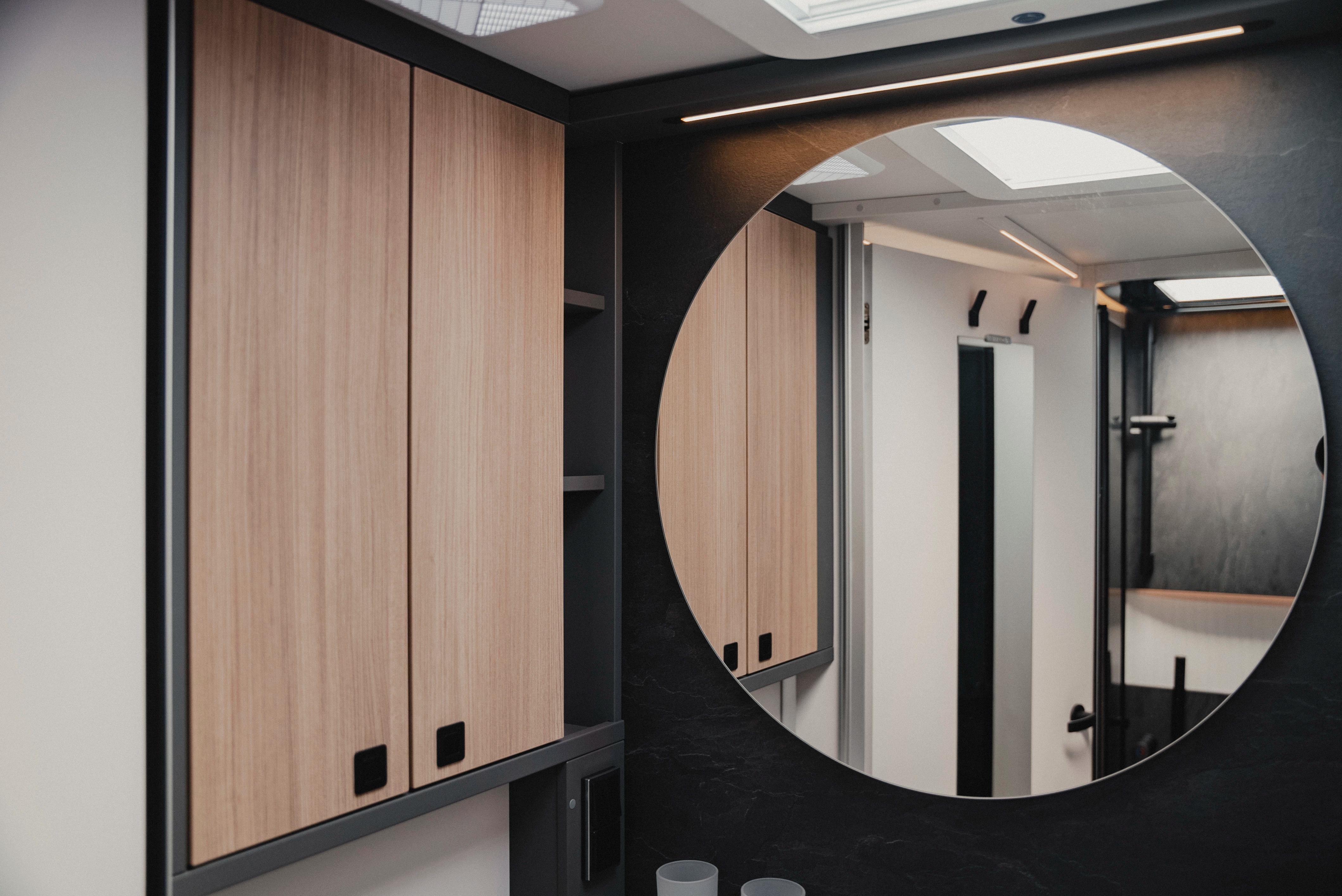 Clearly structured and elegant: The spacious bathroom cabinets and the modern, illuminated mirror turn your mobile bathroom into a place of well-being.