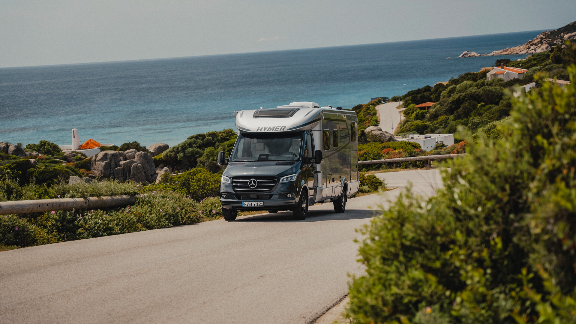 Combined with the Mercedes-Benz cab, the semi-integrated HYMER B-MC T impresses with its stylish and aerodynamic design, embodying freedom and mobility. Perfect for travellers seeking comfort and adventure along scenic coastal roads.