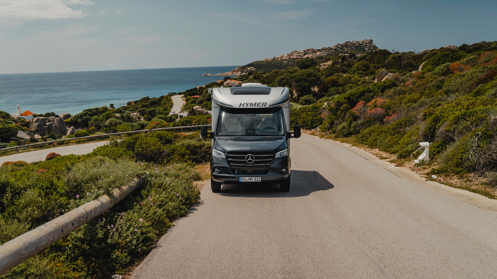 The impressive front of the HYMER B-MC T combines stylish elegance and aerodynamic design with the iconic Mercedes-Benz emblem. Experience comfort and cutting-edge technology that turns every journey into a luxurious adventure.