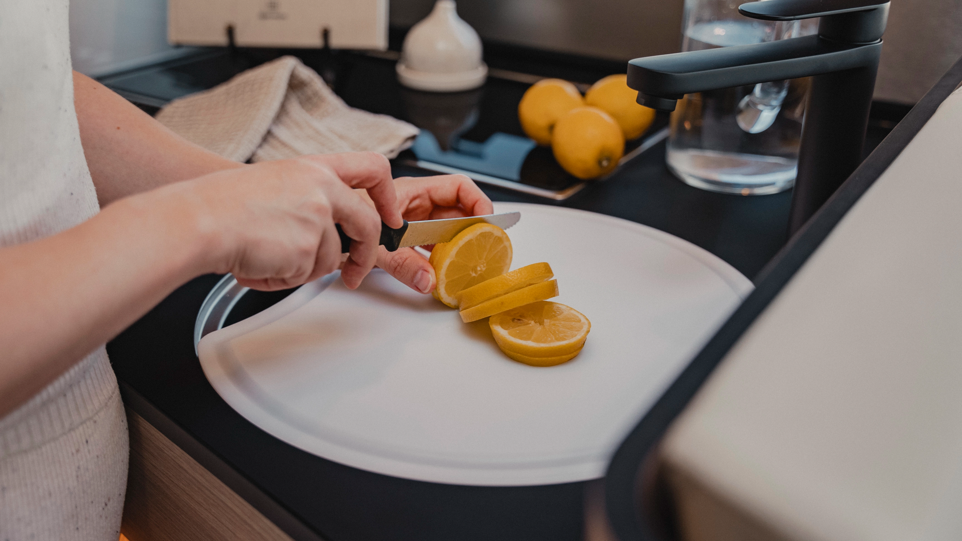 The sink cover provides more workspace in the kitchen with its optimal fit - and when turned over, it serves as a practical cutting board. Experience stylish design and functionality that make the quick and efficient preparation of fresh ingredients a pleasure.