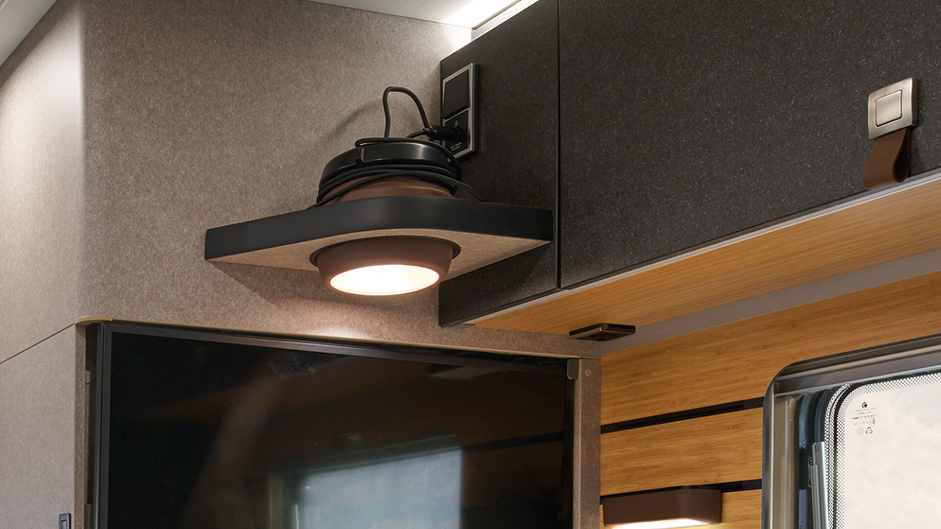 The multifunction light in the HYMER ML-T in the Native Bamboo style world is used as a pendant light.