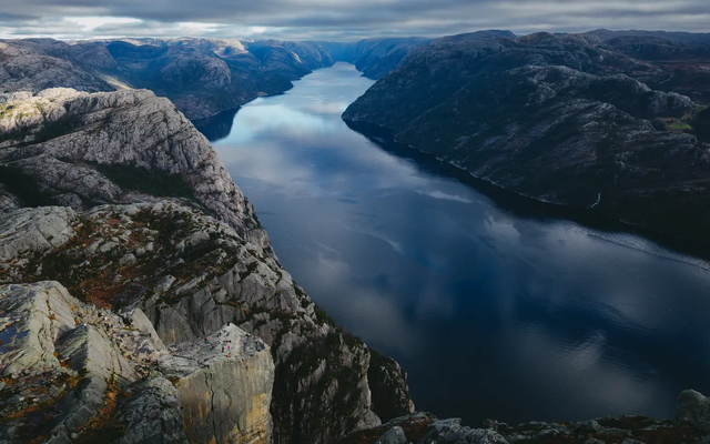 Udsigt over fjorden, bjerglandskab til venstre og højre