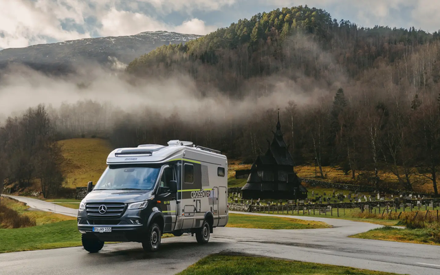 Udsigt over HYMER ML-T CrossOver, Borgund stavkirke er synlig i baggrunden, skove med høje træer bag kirken