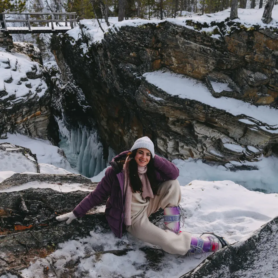 Vue sur une femme dans un paysage enneigé, une gorge en arrière-plan