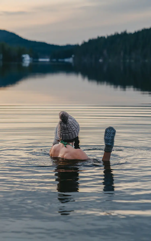 Udsigt over en kvinde i en kold sø