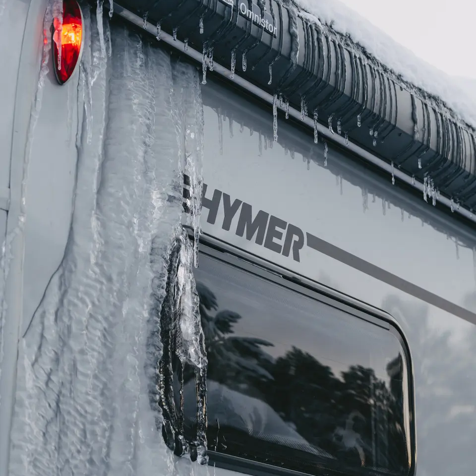 Udsigt fra øverste højre del af HYMER B-MC T BlackLine, den ydre væg af autocamperen er frosset.