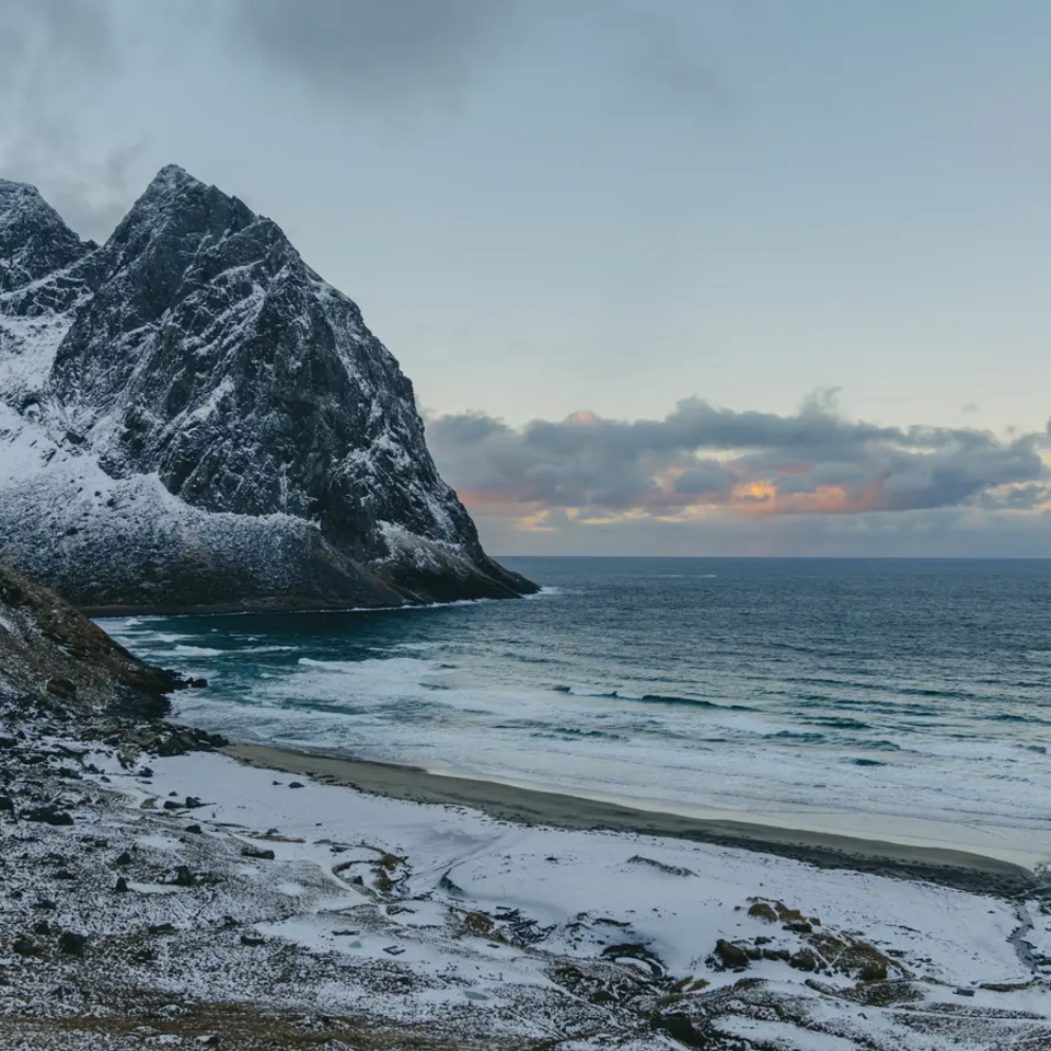Udsigt over en bugt, havet i baggrunden