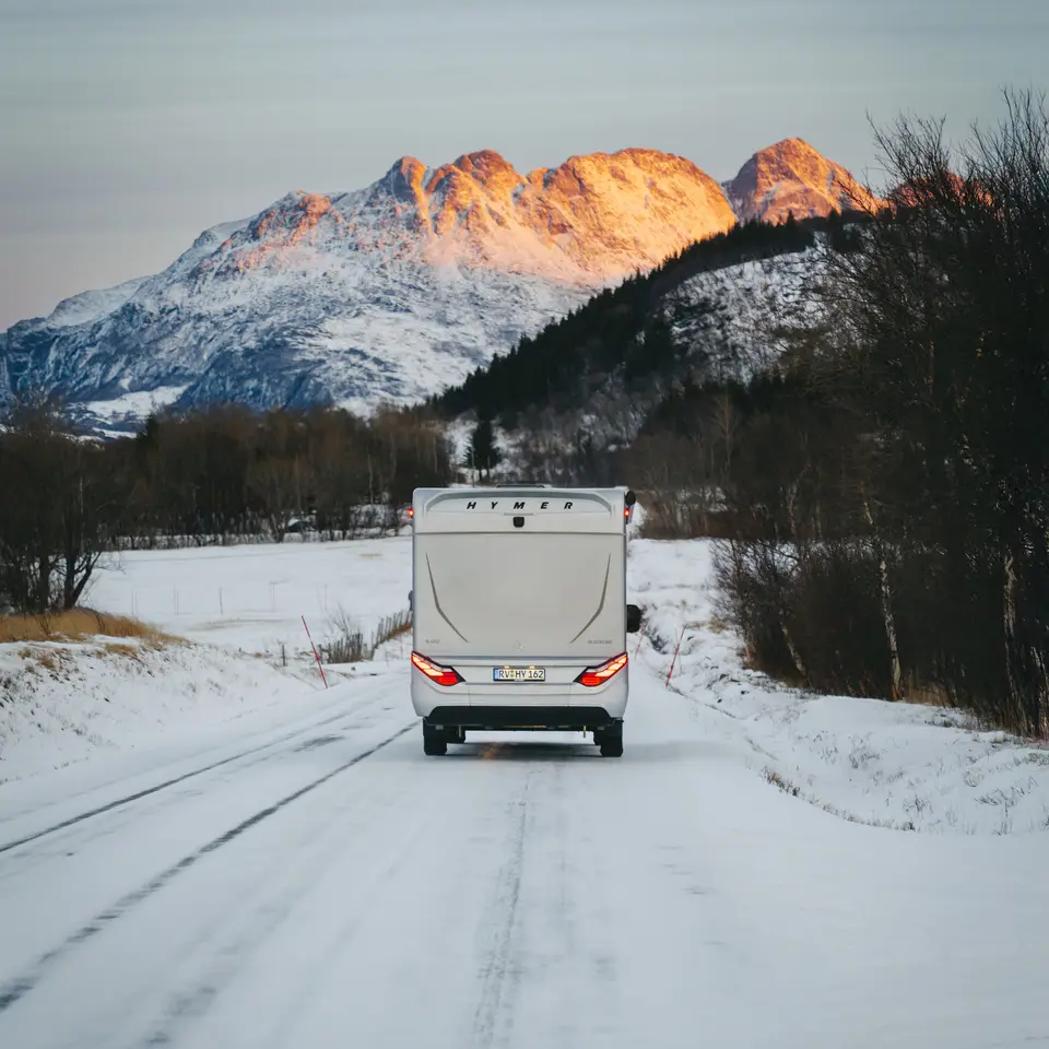 HYMER B-MC T BlackLine bagfra, bjerge i baggrunden
