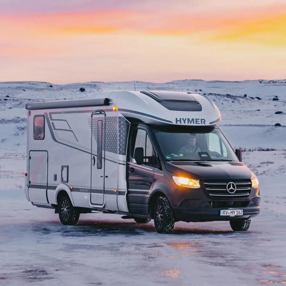 HYMER B-MC T BlackLine står i et frossent landskab