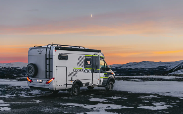 HYMER ML-T 570 CrossOver parkeret ved et udsigtspunkt, sneklædte bjerge i baggrunden