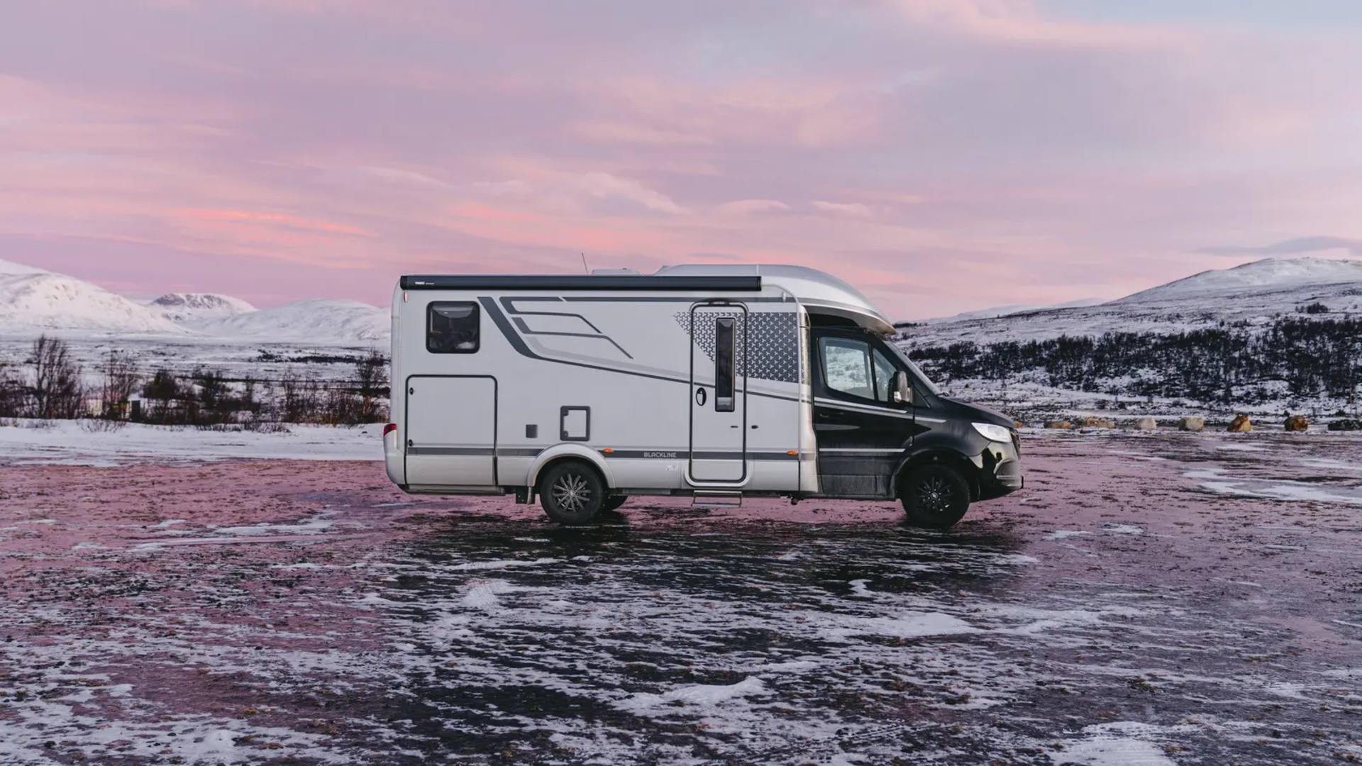 HYMER B-MC T BlackLine står i et frossent landskab