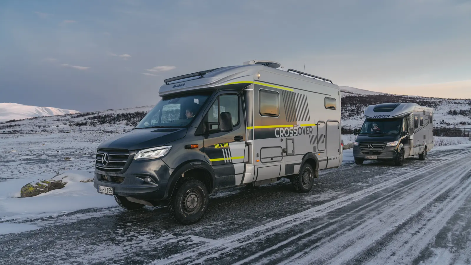 HYMER ML-T 570 CrossOver og HYMER B-MC T BlackLine står bag hinanden i et sneklædt landskab