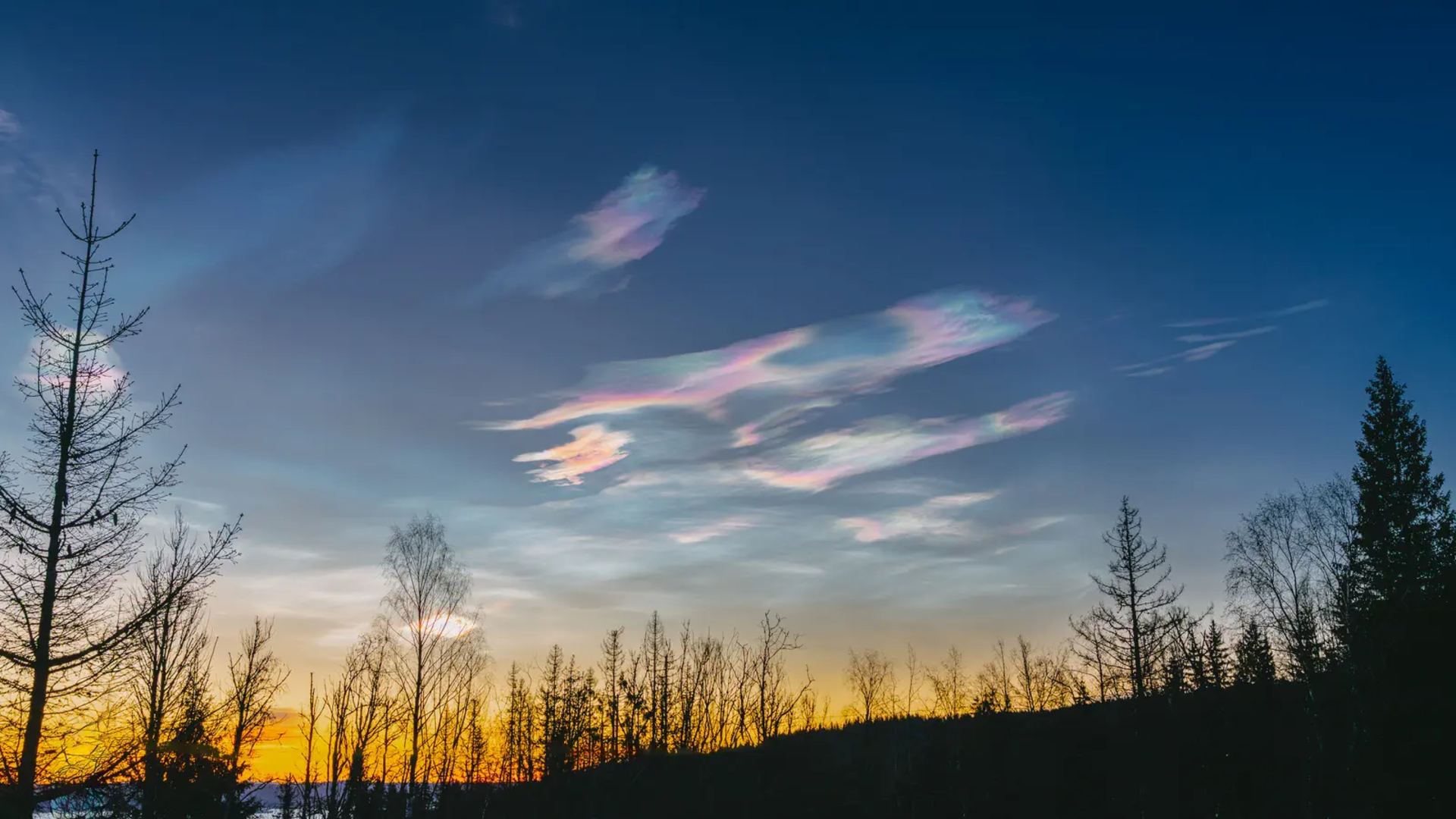 Skumring, iriserende skyer på himlen