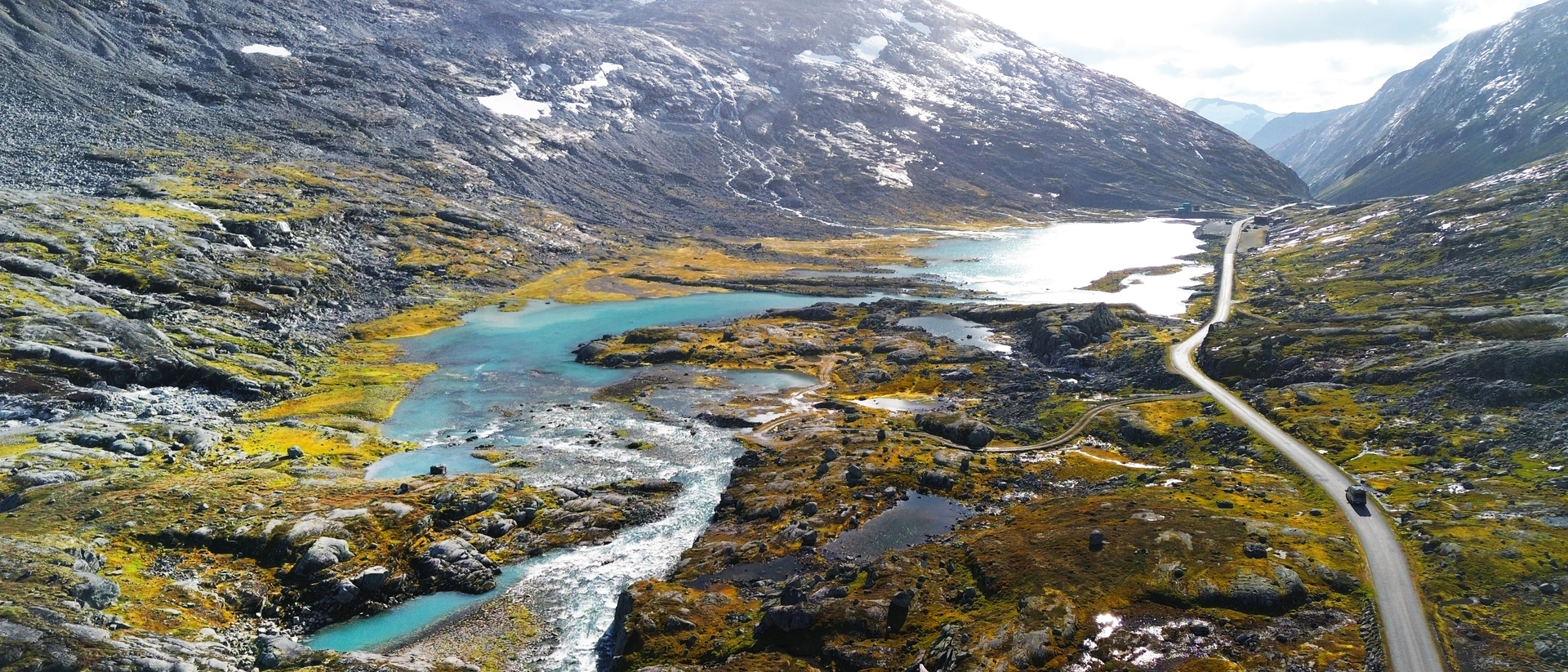 Montagnes en Norvège avec Innovan Active à droite sur la route