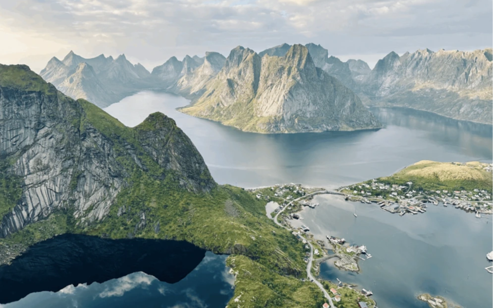 Vue des montagnes Festvagtinden en Norvège