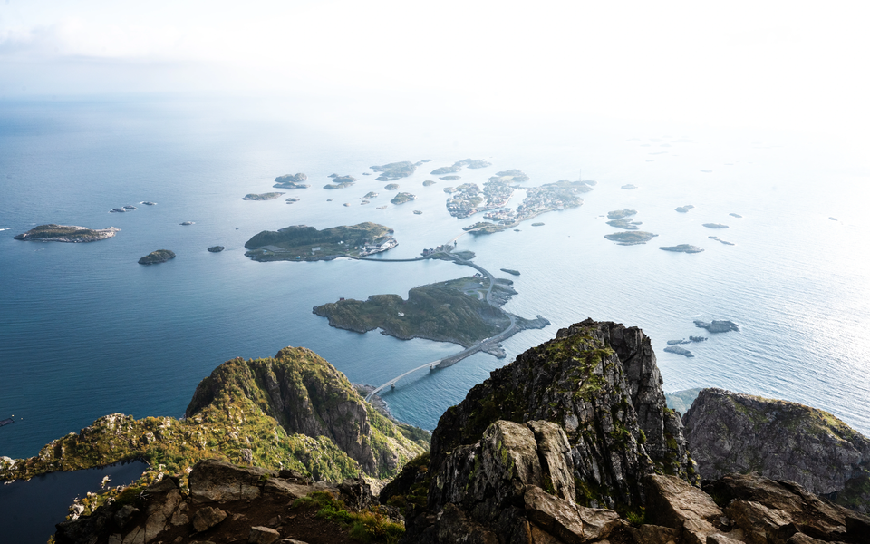 Vue aérienne des fjords norvégiens, montrant différentes îles connectées par des routes.